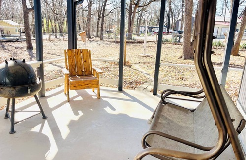 Pottsboro House | Weekend getaway blocks from Lake Texoma. Boat Launch 4 blocks -Pet Friendly