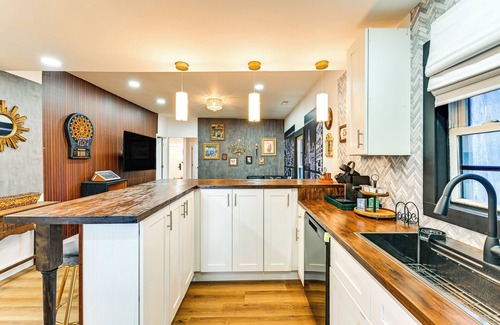 Cornelius Cottage | Weekend Getaway in Cornelius: Walk to Dining!