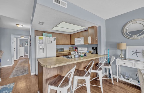 McCutcheon Field Condo | Weekend Seaclusion, Linens, Snacks & Sea Included