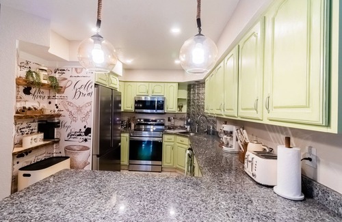 Weeki Wachee Gardens House | Weeki Vibes: close to Activities-Kayaks included!