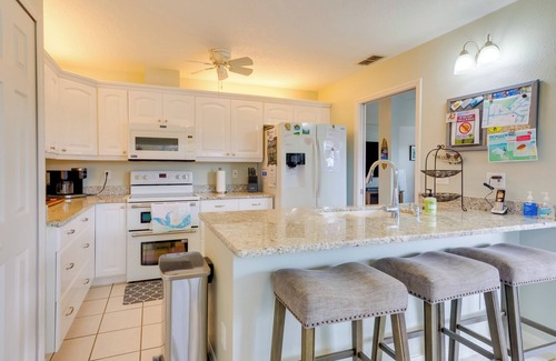 Weeki Wachee Gardens House | Weeki Wachee River Home on Main River by Park!