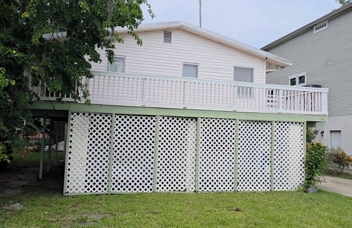 Weeki Wachee Gardens House | Weeki Wachee Waterfront Canal home. Manatee Manor