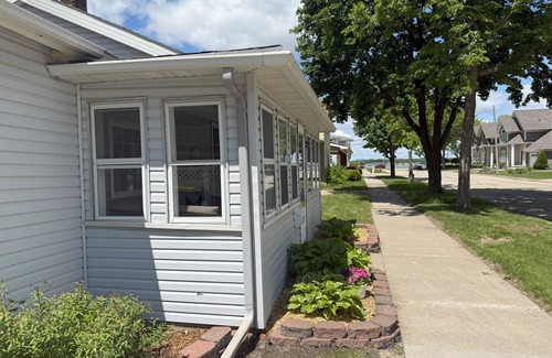 Lake City House | WEEKLY & MONTHLY DISCOUNTS! - Lake City Cottage - one block to the beach!