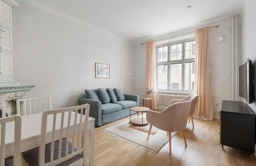 Punavuori Apartment | WeHost Fabulous 2BR in Prestigious Punavuori @Iso Roobertinkatu 26