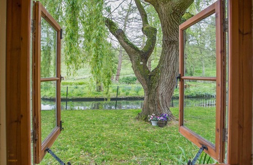 Maidstone Cottage | WEIR COTTAGE, pet friendly, with a garden in Hollingbourne