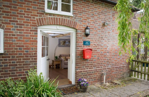 Maidstone Cottage | WEIR COTTAGE, pet friendly, with a garden in Hollingbourne