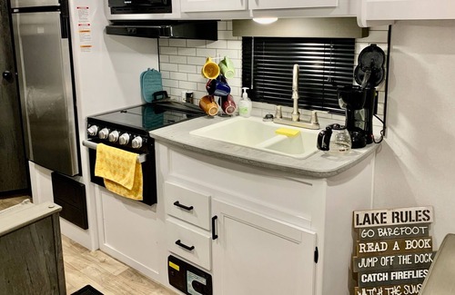 Centre House | Weiss Lake Hideout. Enjoy our cozy camper on the lake