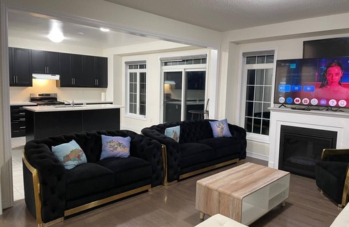 Brampton House | Welcome Home Away from Home ~6 Bed 3.5 Bath ~ Open Concept Kitchen-Living-Dining