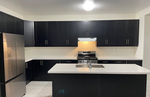 Brampton House | Welcome Home Away from Home ~6 Bed 3.5 Bath ~ Open Concept Kitchen-Living-Dining