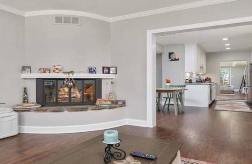 Parkville House | Welcome Hon near Baltimore /Pickleball, Fireplace