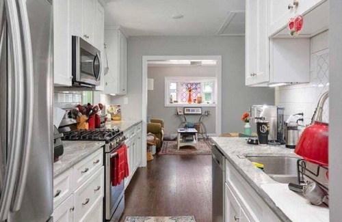 Parkville House | Welcome Hon near Baltimore /Pickleball, Fireplace