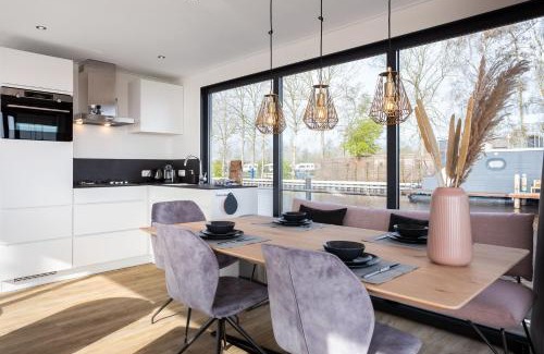 Offingawier Apartment | Welcome in - Houseboat 'de Valreep' met tuin - Sneek - Offingawier