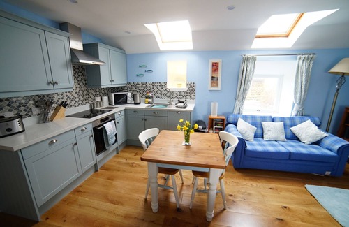 Benbecula Cottage | Welcome to Airidh an Dobhrain - our secluded cottage by the lochside