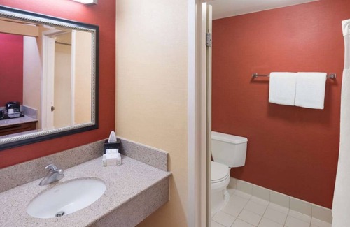 Auburn Hills House | Welcome to Detroit Auburn Hills! Parks nearby and relax at our Indoor Pool!