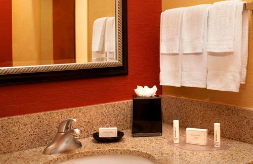 Auburn Hills House | Welcome to Detroit Auburn Hills! Parks nearby and relax at our Indoor Pool!