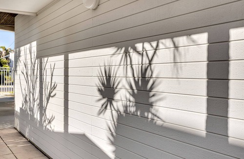Tugun House | Welcome to ‘Edgewater’, one of Tugun’s finest beachside havens!