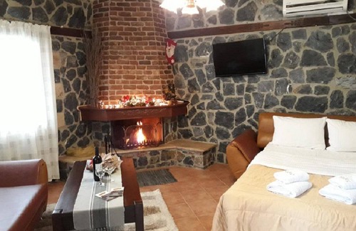 Loutraki House | Welcome to Guesthouse Yades, Quad Studio!