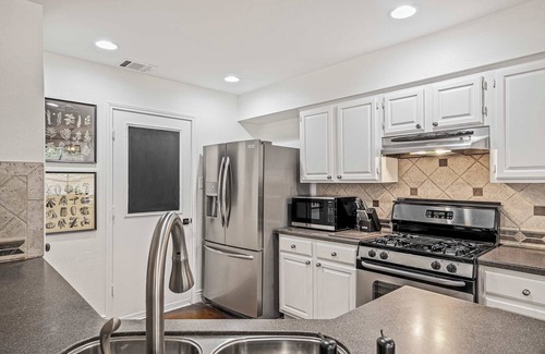 Milwood House | Welcome to Hollow Oak Place–A North Austin Retreat