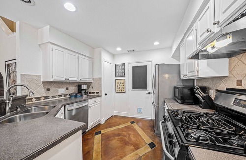 Milwood House | Welcome to Hollow Oak Place–A North Austin Retreat