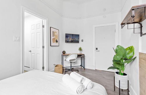 Quartier des Spectacles Hotel | Welcome to 'Le Sand & Stone Hotel' AAA LOCATION
