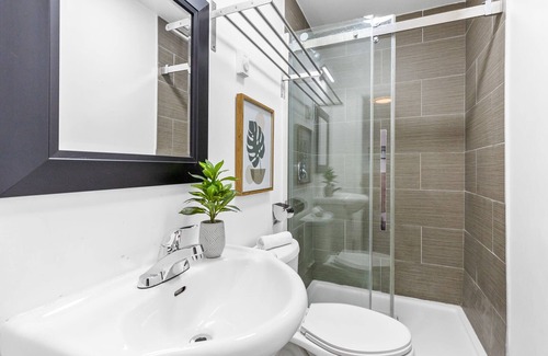 Quartier des Spectacles Hotel | Welcome to 'Le Sand & Stone Hotel' AAA LOCATION