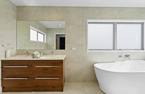 Orakei Villa | Welcome to Luxury Living in CBD Near Mission Bay