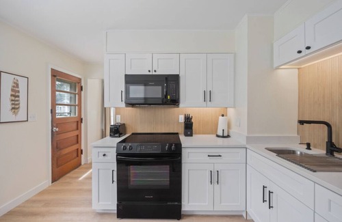 Des Moines House | Welcome to Momo's Place. Charming 3 Bedroom, 1Bathroom with Modern Upgrades