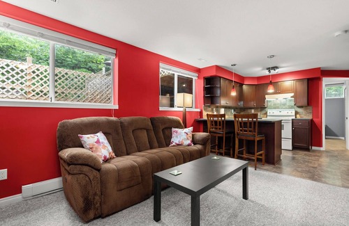 Upper Ten Oaks House | Welcome to our beautiful basement suite in East Abbotsford.
