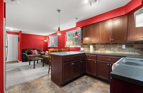Upper Ten Oaks House | Welcome to our beautiful basement suite in East Abbotsford.