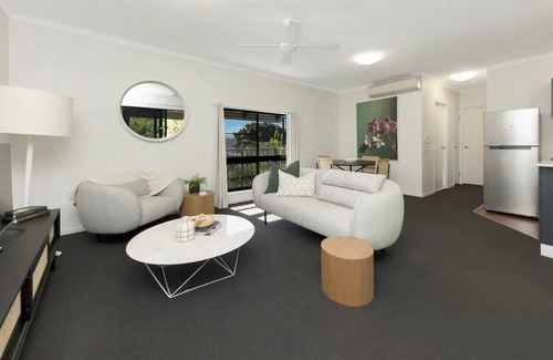 North Ward Apartment | Welcome to our stunning 2 bedroom, 1 bathroom unit in the heart of Townsville!