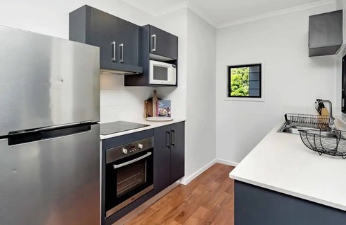 North Ward Apartment | Welcome to our stunning 2 bedroom, 1 bathroom unit in the heart of Townsville!