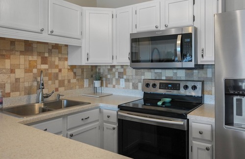 Osage Beach Condo | Welcome to Paradise! Heart of the Lake-Boat slip-Wtrfrt Pool-VERY CLEAN!