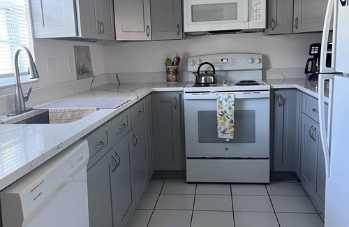 Englewood South Condo | Welcome to Porch and Palms! Calm, clean and close to everything!