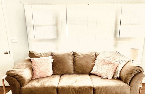 Hamilton Apartment | Welcome to Rose-Quilt Town, USA!