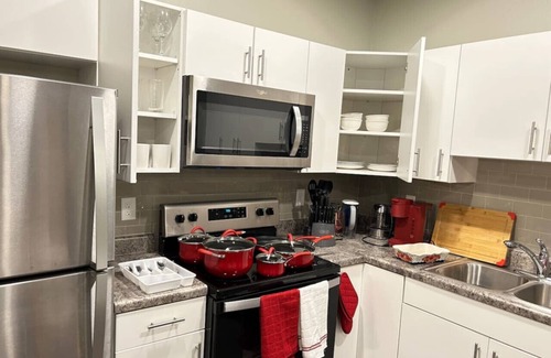 Downtown Des Moines Apartment | Welcome to Scarlet Nook, a beautifully appointed one-bedroom apartment in downtown Des Moines.