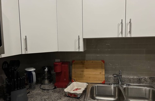 Downtown Des Moines Apartment | Welcome to Scarlet Nook, a beautifully appointed one-bedroom apartment in downtown Des Moines.