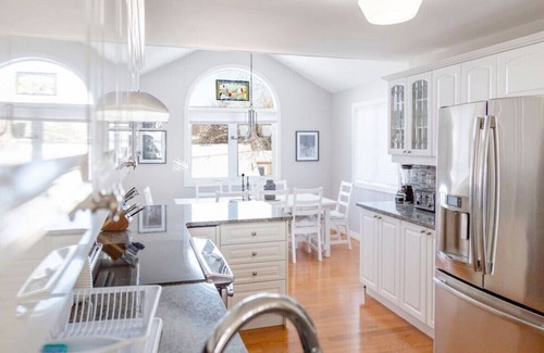 Innisfil House | Welcome to The Lake Loft, your home away from home