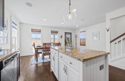 Benton Harbor House | Welcome to the Shore Thing! Located in beautiful Harbor Shores and by the beach