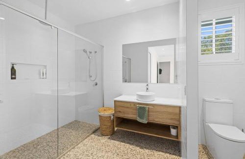 Tin Can Bay House | Welcome to "The White House"