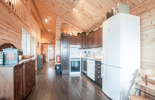Tolga Municipality House | Welcome to this beautiful and family friendly wooden house with hot tub and mountain views.