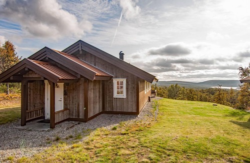 Tolga Municipality House | Welcome to this beautiful and family friendly wooden house with hot tub and mountain views.