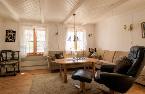 Lensvik House | Welcome to this venerable vacation home in Lensvik.