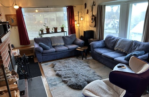 Nelson House | Welcome to Troll Haven! 10 min walk from downtown, cozy space with kitchenette.