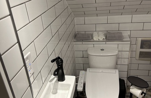 Nelson House | Welcome to Troll Haven! 10 min walk from downtown, cozy space with kitchenette.