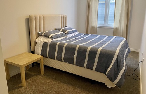 Beamsville House | Welcome to Vista Ridge! King Size Bed Near it All