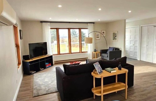 Picton House | Welcome to West Lake Retreat! Sandbanks & Hot Tub