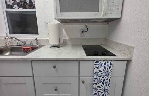 Tampa Apartment | Welcome to your perfect getaway! This fully furnished retreat features a spacio