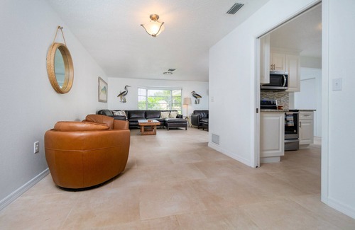 Laurel House | Welcome to your santuary! New ‘23 rates for oversized pool and quiet corner lot.