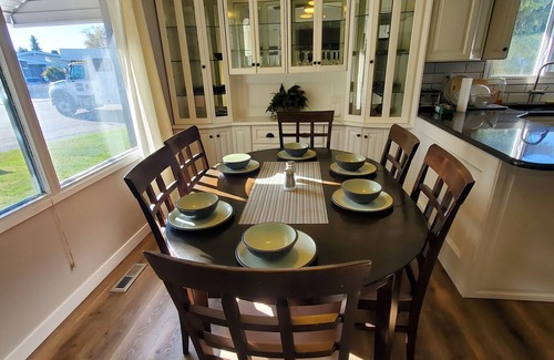 Southeast Edmonton House | Welcoming 3-bedroom house with WiFi in charming Edmonton