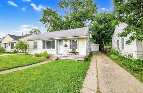 Royal Oak House | Welcoming Bungalow Woodward DT Royal Oak Zoo
